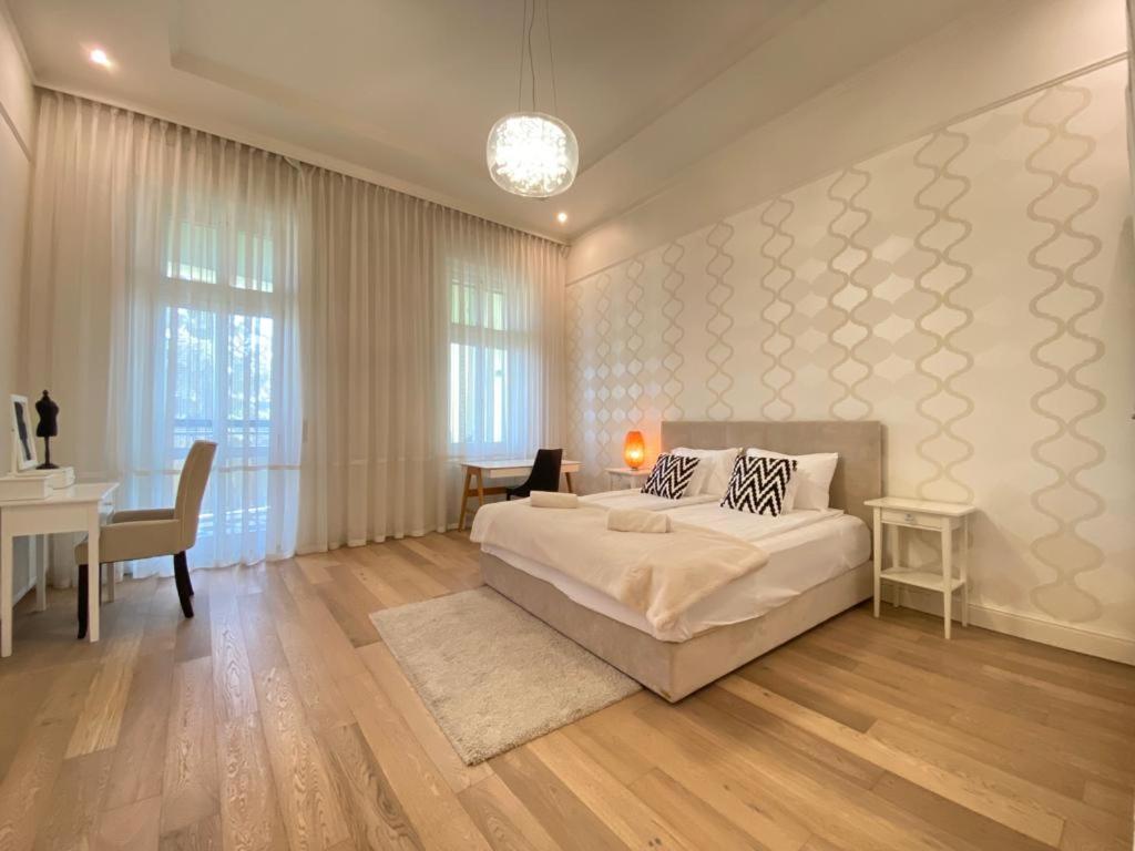 Postel nebo postele na pokoji v ubytování Romantic riverview Bestern