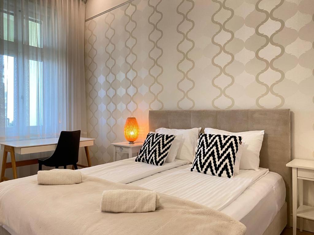 Postel nebo postele na pokoji v ubytování Romantic riverview Bestern