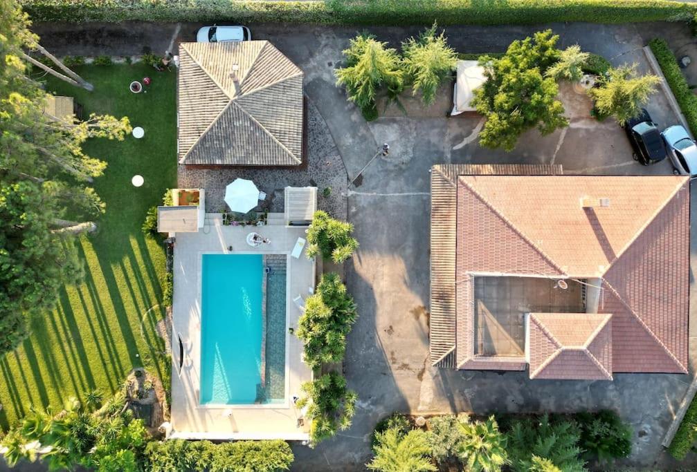 vista sul tetto di una casa con piscina di Villa Laoconte piscina, jacuzzi e biliardo a Canicattì