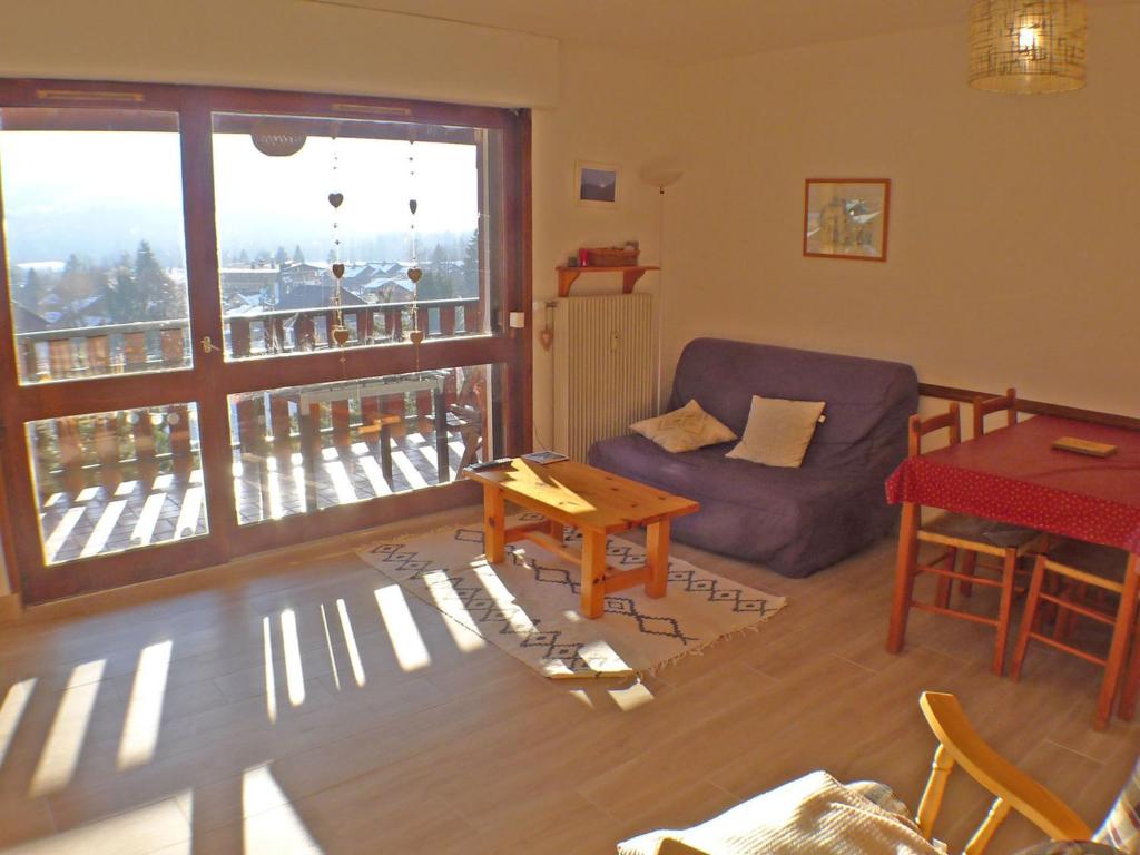 salon z kanapą i stołem w obiekcie T2 cosy, proche centre Samoëns, animaux admis, parking - FR-1-629-67 w mieście Samoëns