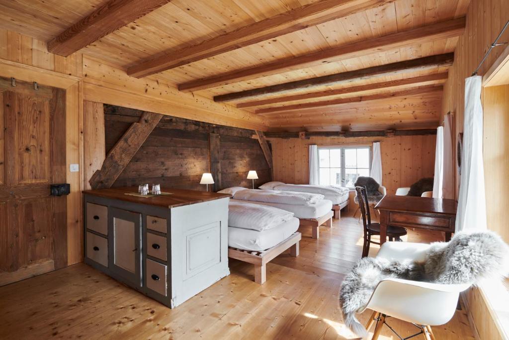 um quarto com 4 camas e uma secretária num quarto em Fischerhäuser Romanshorn em Romanshorn