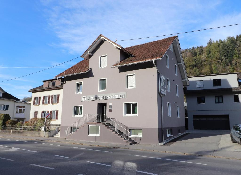 un edificio al lado de una calle en Montfort Apartments - Feldkirch, en Feldkirch