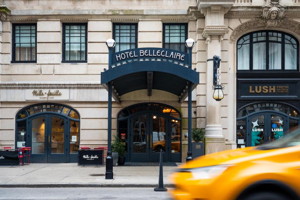 un taxi jaune passant devant un bâtiment d'hôtel dans l'établissement Hotel Belleclaire Central Park, à New York