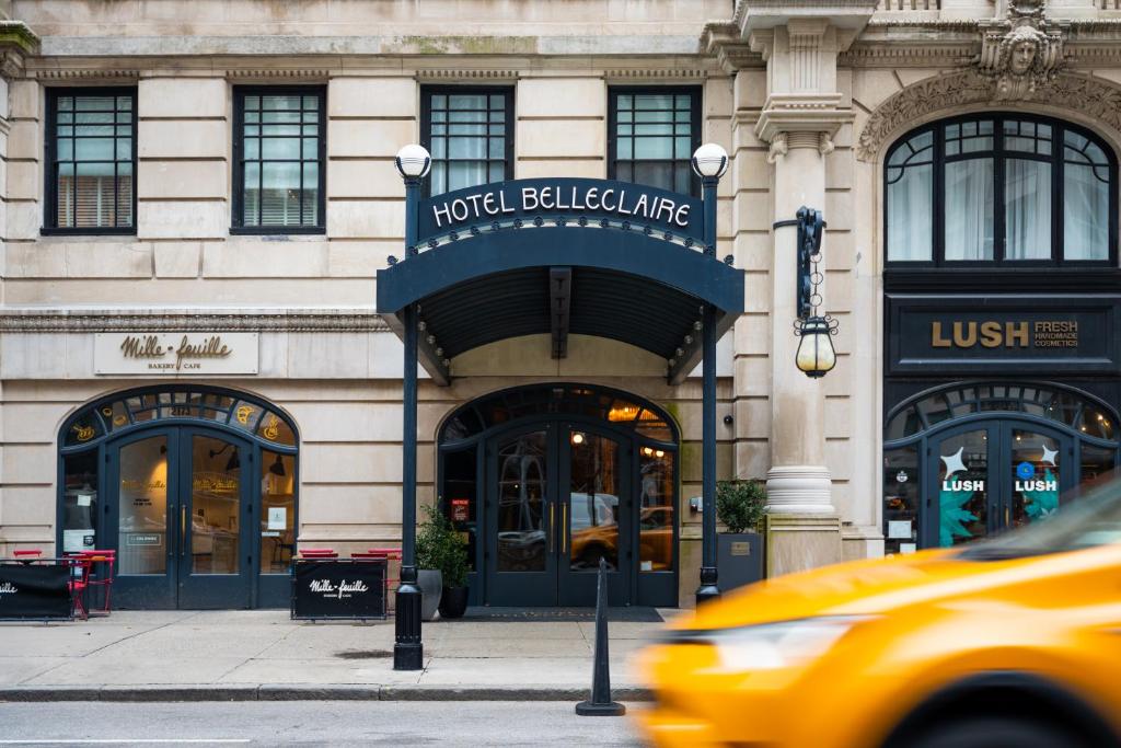 un taxi amarillo pasando por un edificio de hotel en Hotel Belleclaire Central Park, en Nueva York