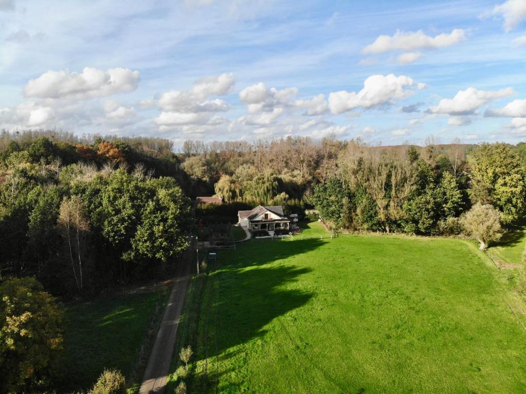 une vue aérienne d'une maison au milieu d'un champ dans l'établissement Huis van luut, à Tielt