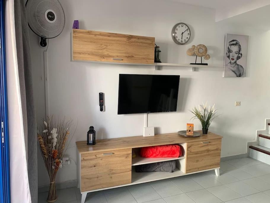 Televízia a/alebo spoločenská miestnosť v ubytovaní Dúplex Maspalomas