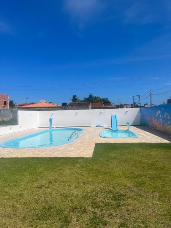 una piscina en medio de un patio en Aconchego em Maragogi, en Maragogi