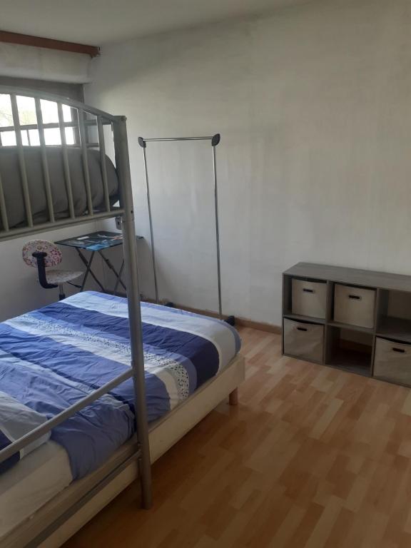 Appartement agréable tesisinde bir ranza yatağı veya ranza yatakları