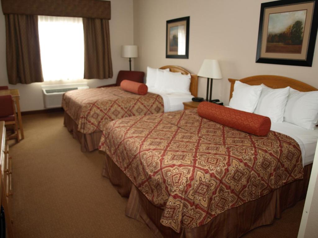Postel nebo postele na pokoji v ubytování Savanna Inn & Suites