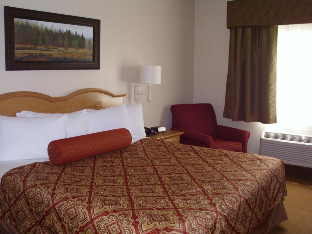 Postel nebo postele na pokoji v ubytování Savanna Inn & Suites
