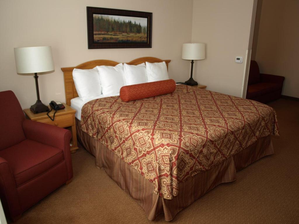 Postel nebo postele na pokoji v ubytování Savanna Inn & Suites