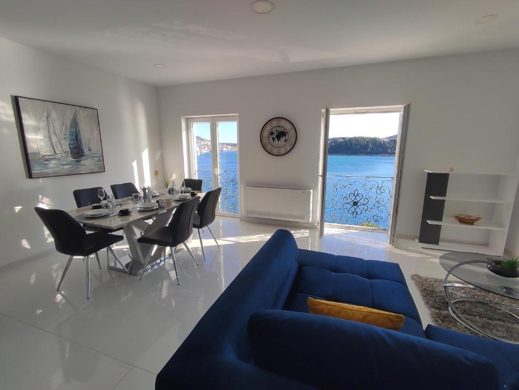 - un salon avec un canapé bleu et une table dans l'établissement Villa Duchess, à Dubrovnik