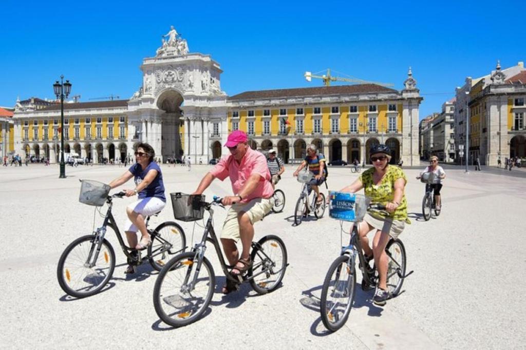 eine Gruppe von Personen, die vor einem Gebäude Fahrrad fahren in der Unterkunft Lisbon House Misericordia in Lissabon
