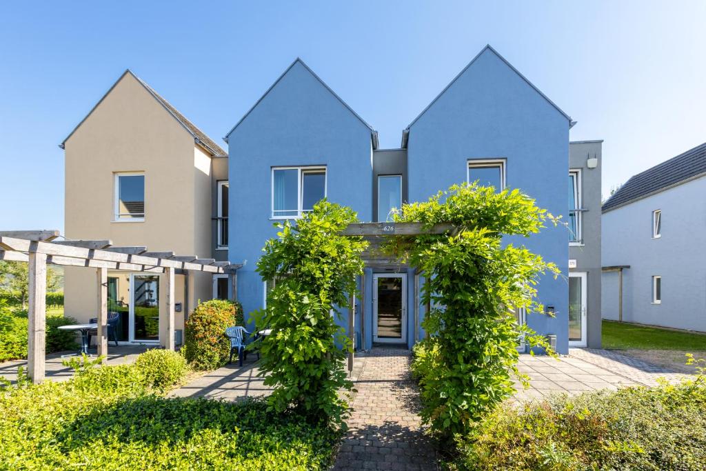 un accès à une maison avec du lierre dans l'établissement Eurostrand Resort Moseltal, à Leiwen