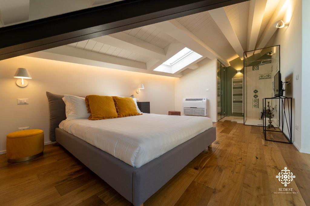 A bed or beds in a room at Suite Elios Ortigia