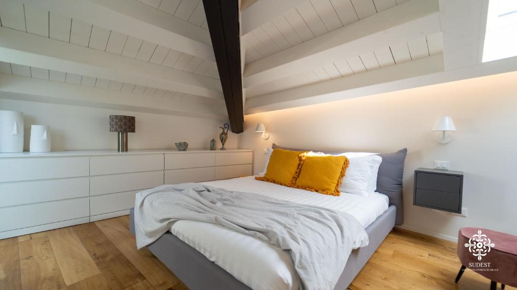 A bed or beds in a room at Suite Elios Ortigia