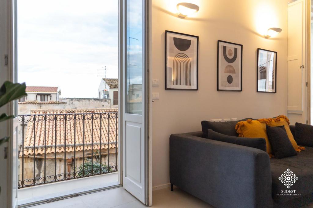 A seating area at Suite Elios Ortigia