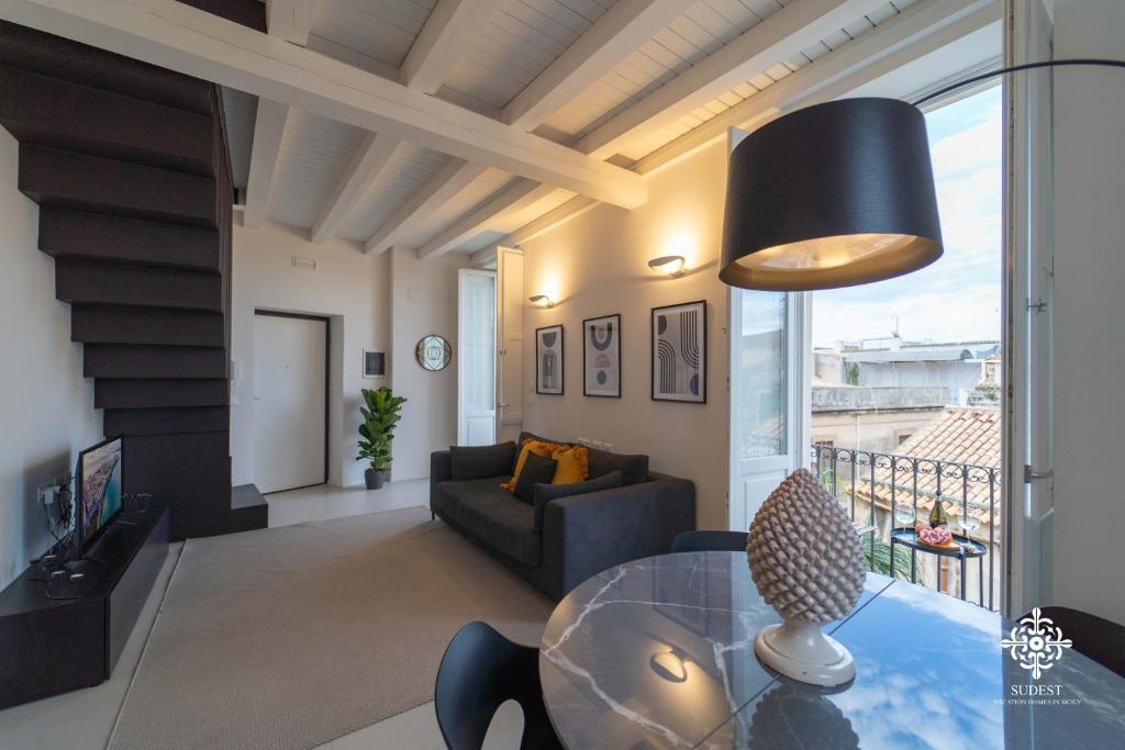 A seating area at Suite Elios Ortigia