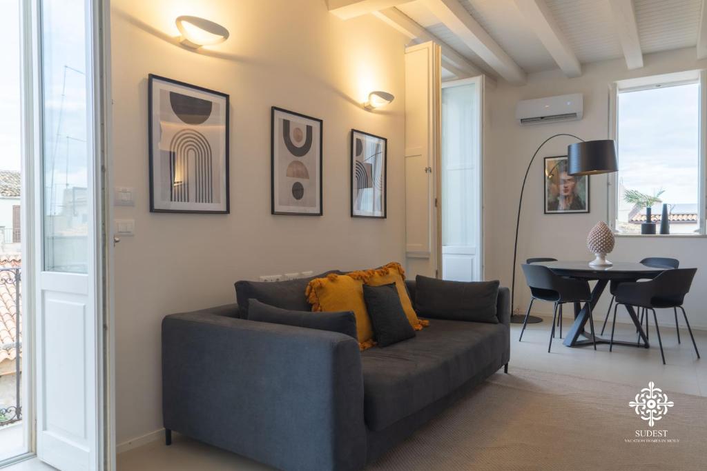 A seating area at Suite Elios Ortigia