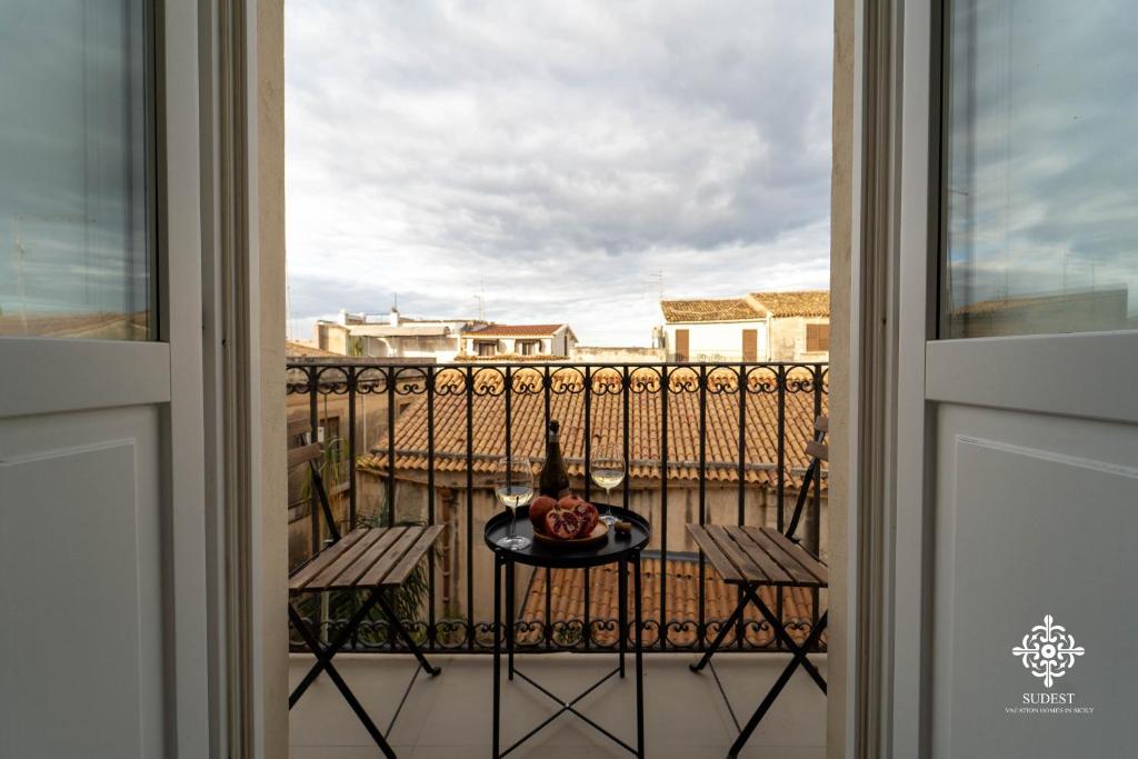 A balcony or terrace at Suite Elios Ortigia