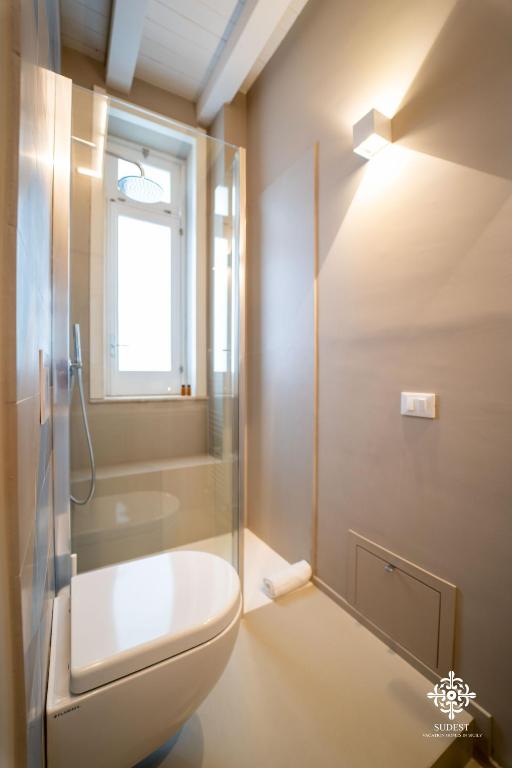 A bathroom at Suite Elios Ortigia