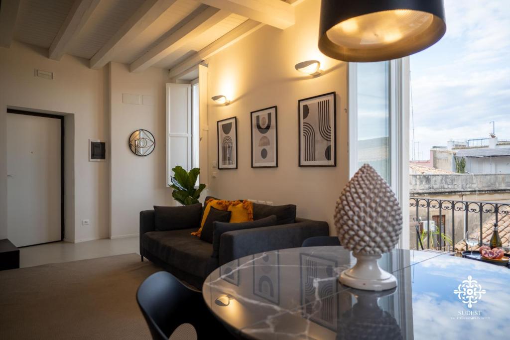 A seating area at Suite Elios Ortigia