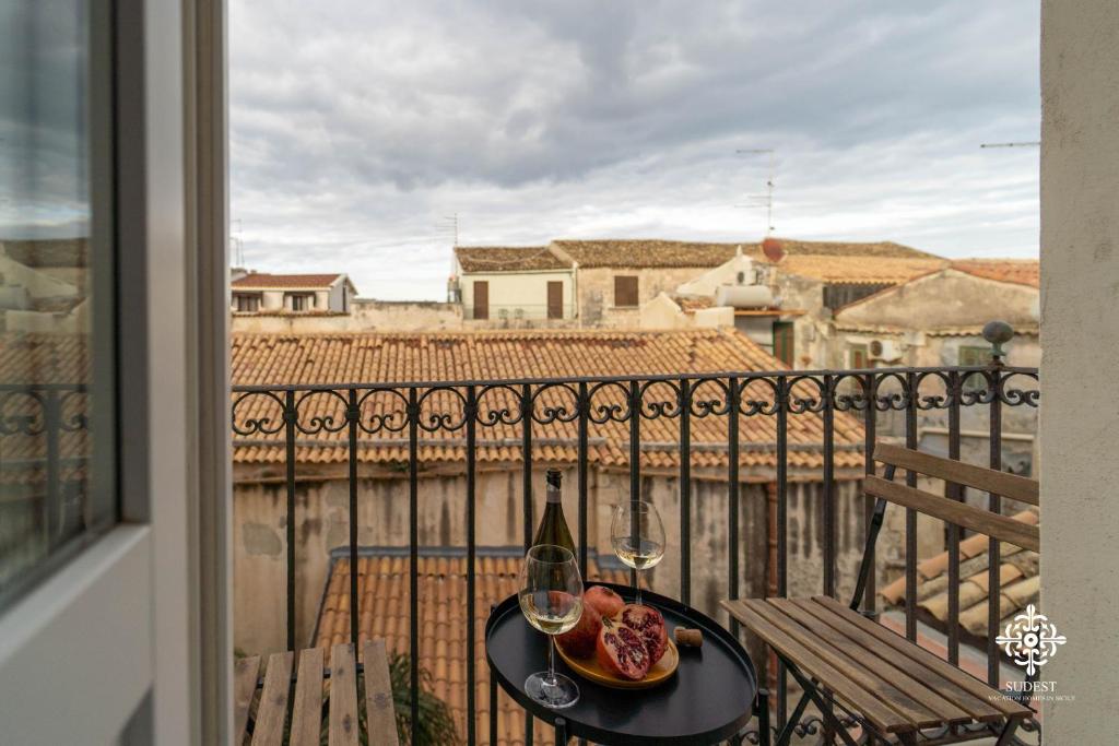 A balcony or terrace at Suite Elios Ortigia