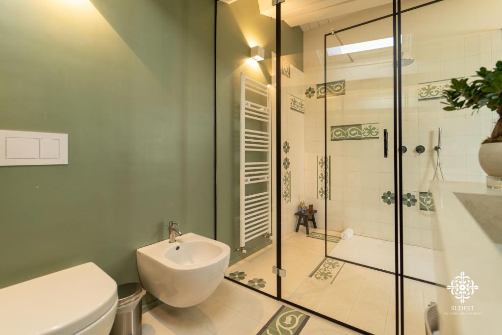 A bathroom at Suite Elios Ortigia