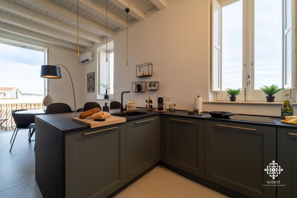 A kitchen or kitchenette at Suite Elios Ortigia