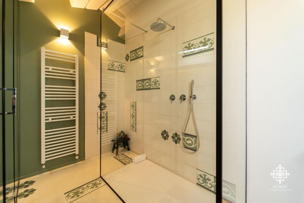 A bathroom at Suite Elios Ortigia
