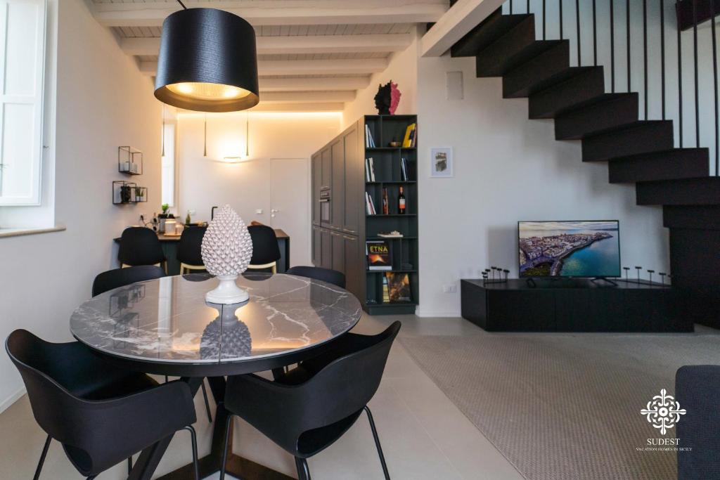 A seating area at Suite Elios Ortigia