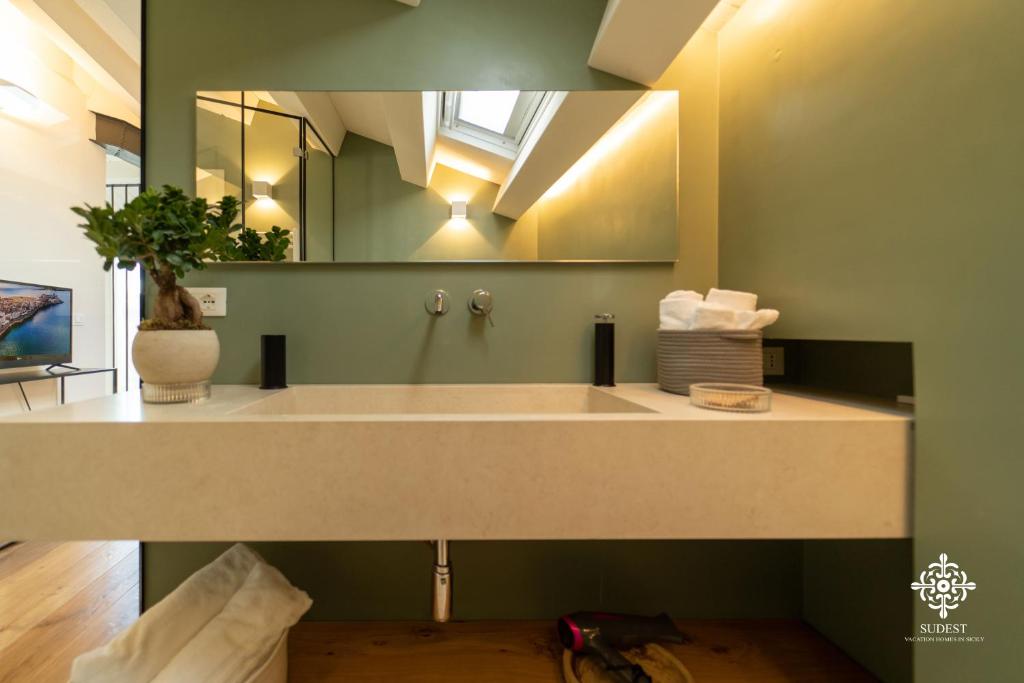 A bathroom at Suite Elios Ortigia