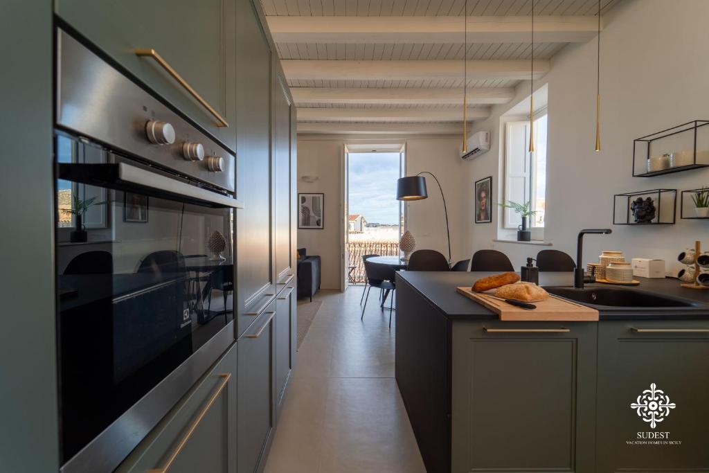 A kitchen or kitchenette at Suite Elios Ortigia