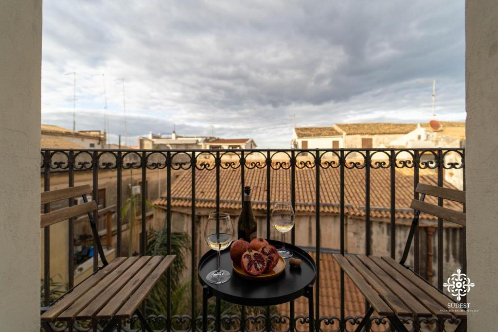 A balcony or terrace at Suite Elios Ortigia