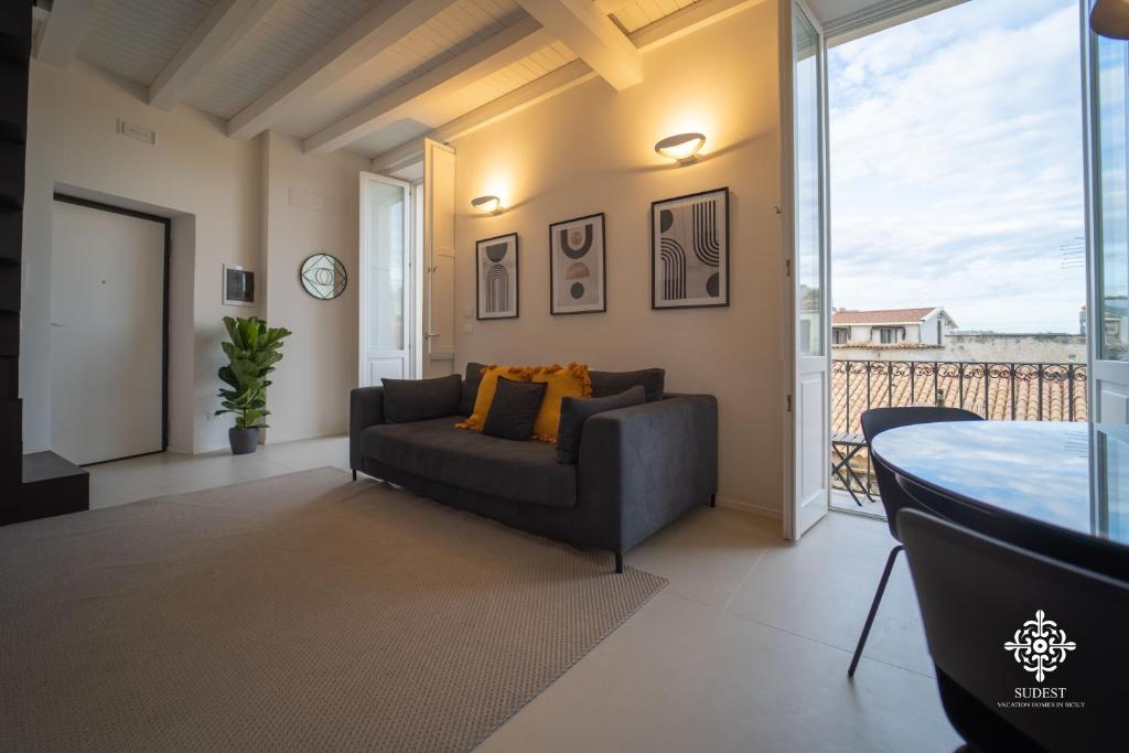 A seating area at Suite Elios Ortigia