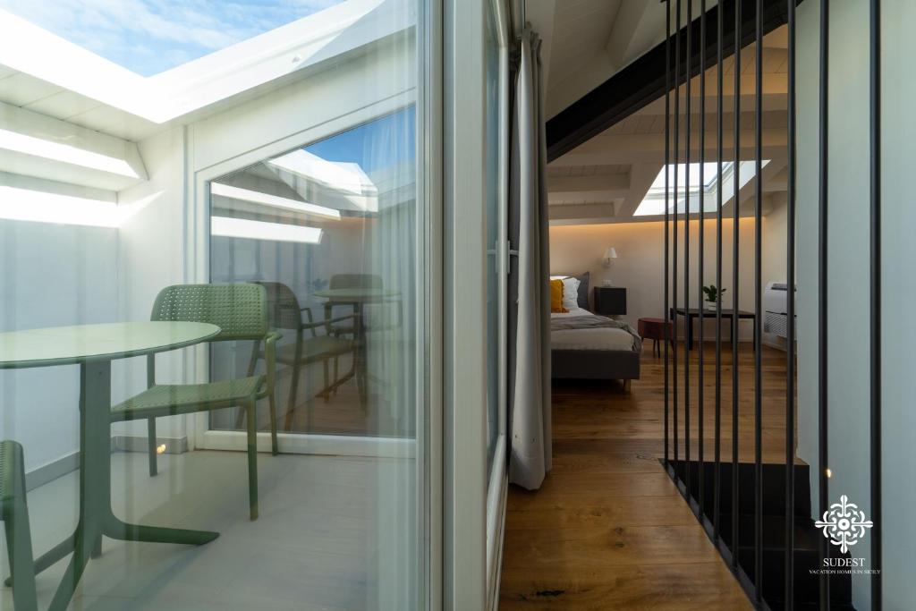 A seating area at Suite Elios Ortigia