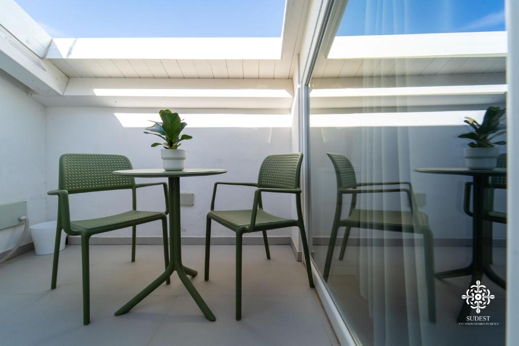 A seating area at Suite Elios Ortigia