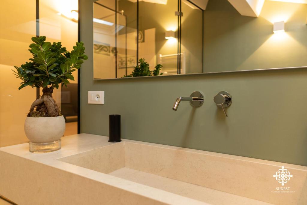 A bathroom at Suite Elios Ortigia