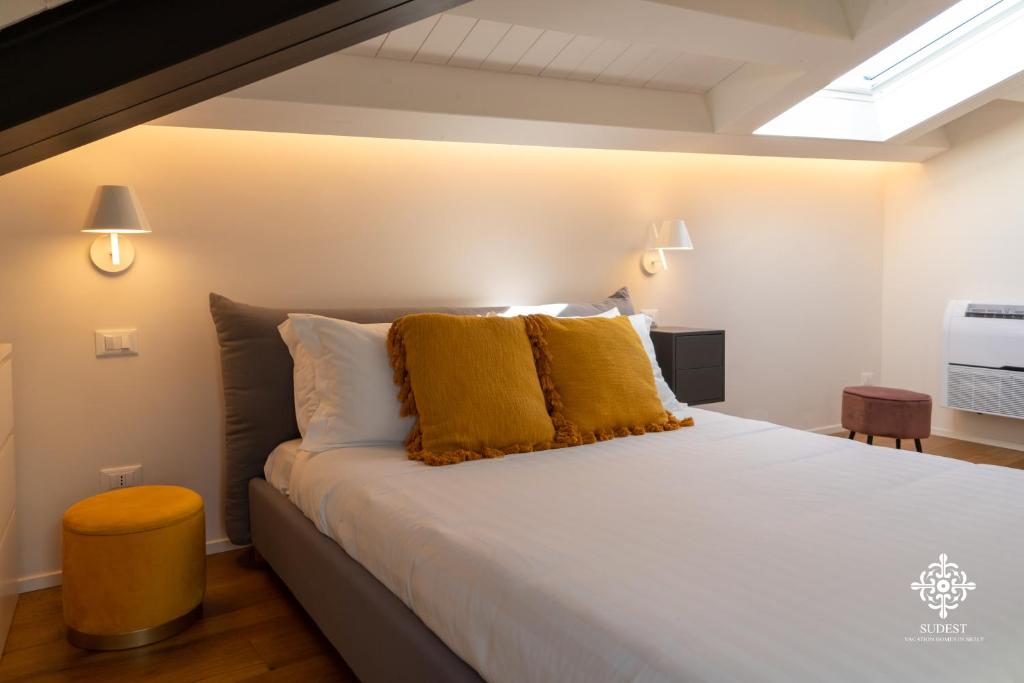 A bed or beds in a room at Suite Elios Ortigia
