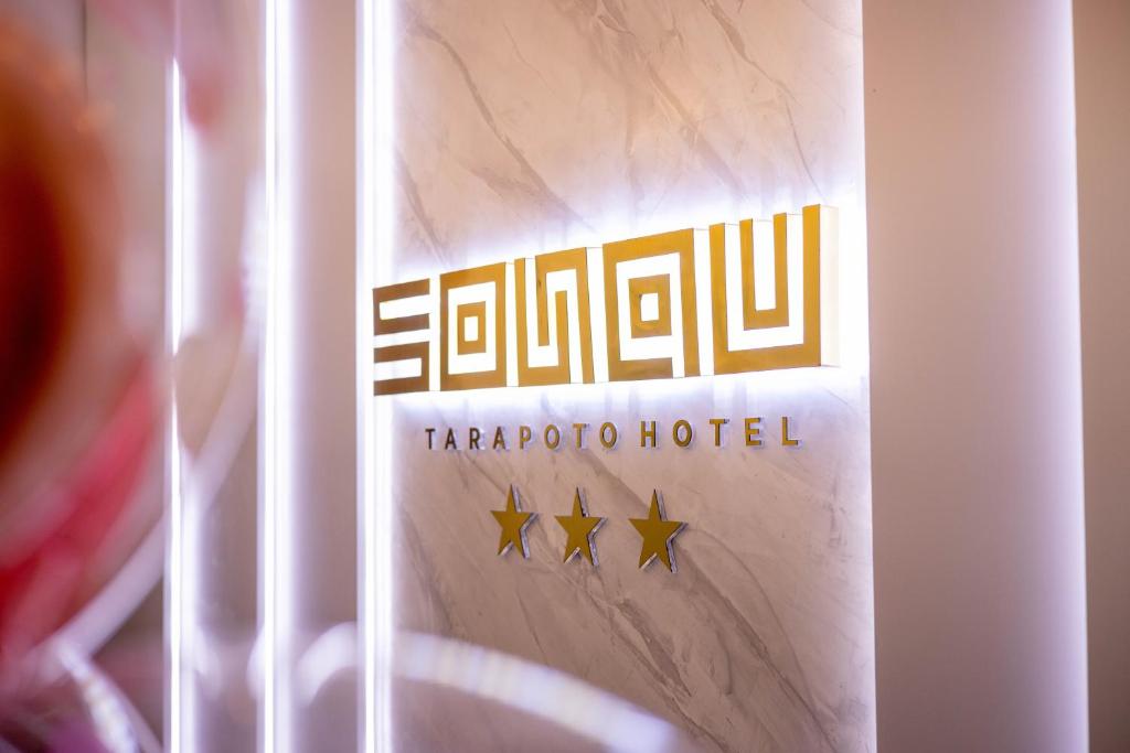 um sinal para um hotel de taradiotecnologia com estrelas em Sonqu Tarapoto em Tarapoto