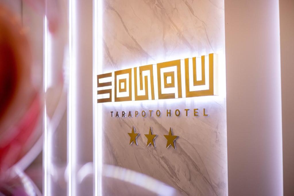 una señal para un hotel taradiotechnology con estrellas en él en Sonqu Tarapoto, en Tarapoto