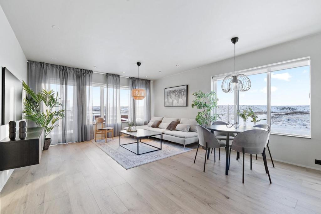 Fotografie z fotogalerie ubytování Modern & Stylish 4BR Apartment v destinaci Njarðvík