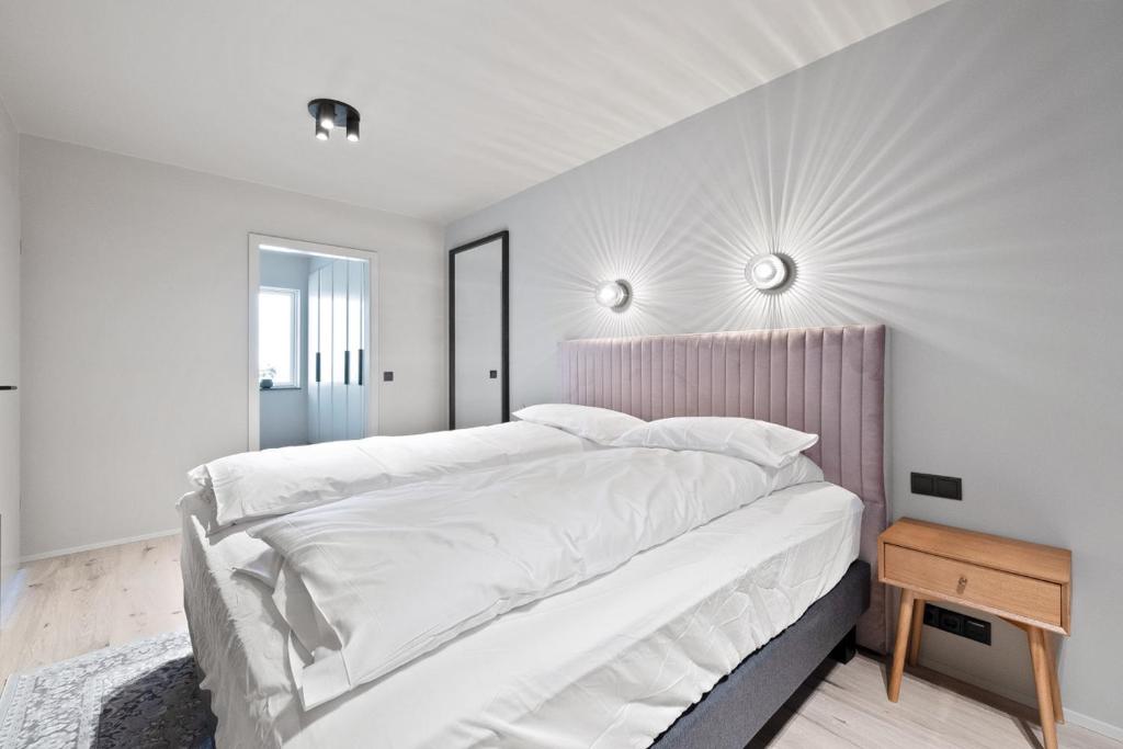 Fotografie z fotogalerie ubytování Modern & Stylish 4BR Apartment v destinaci Njarðvík