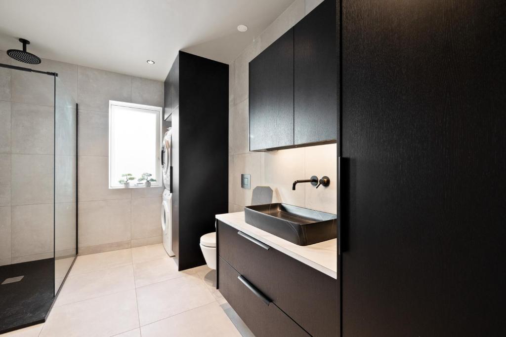 Fotografie z fotogalerie ubytování Modern & Stylish 4BR Apartment v destinaci Njarðvík