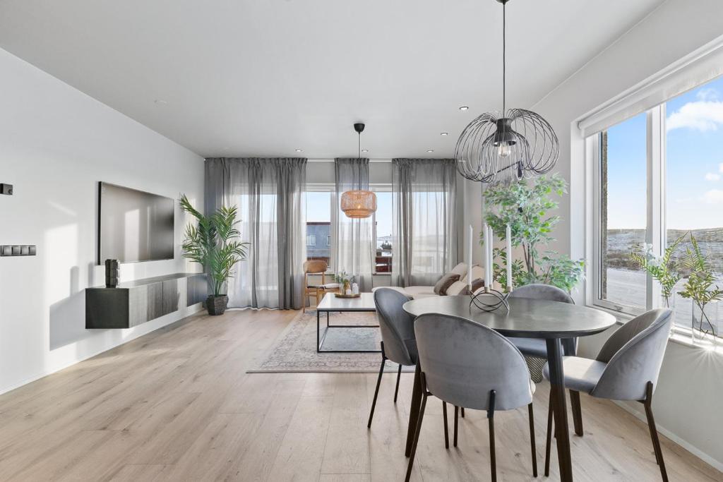 Fotografie z fotogalerie ubytování Modern & Stylish 4BR Apartment v destinaci Njarðvík