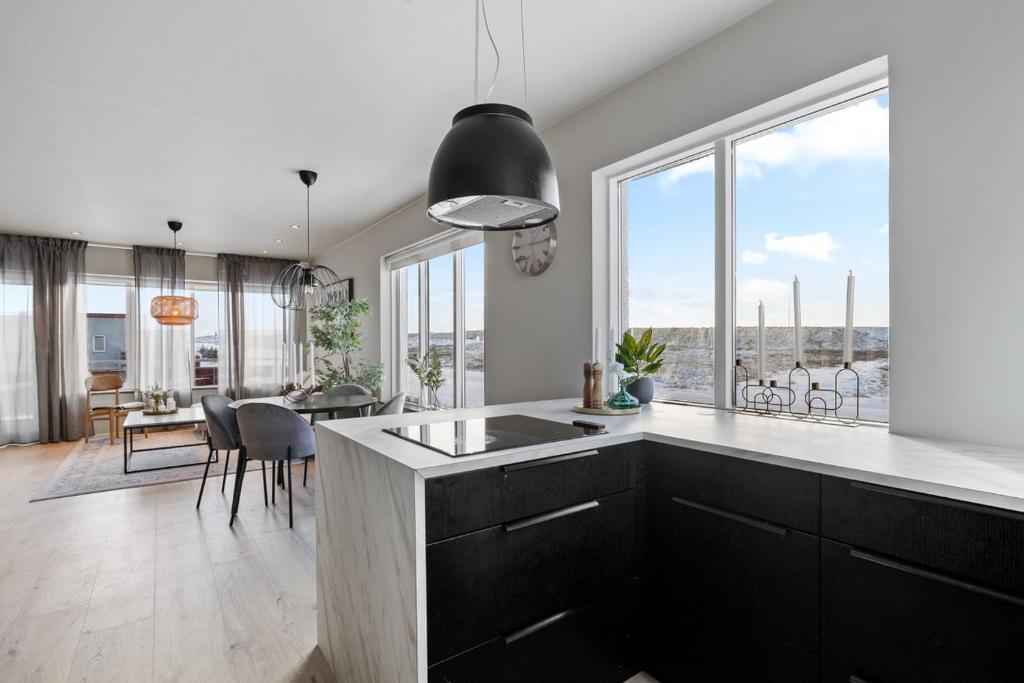 Fotografie z fotogalerie ubytování Modern & Stylish 4BR Apartment v destinaci Njarðvík