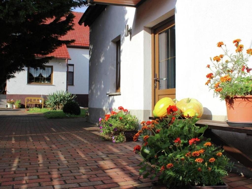 una casa con flores frente a un edificio en schönes Ferienhaus in ruhiger Lage, Spreewald, Brandenburger Seen in der Nähe, en Schenkendöbern