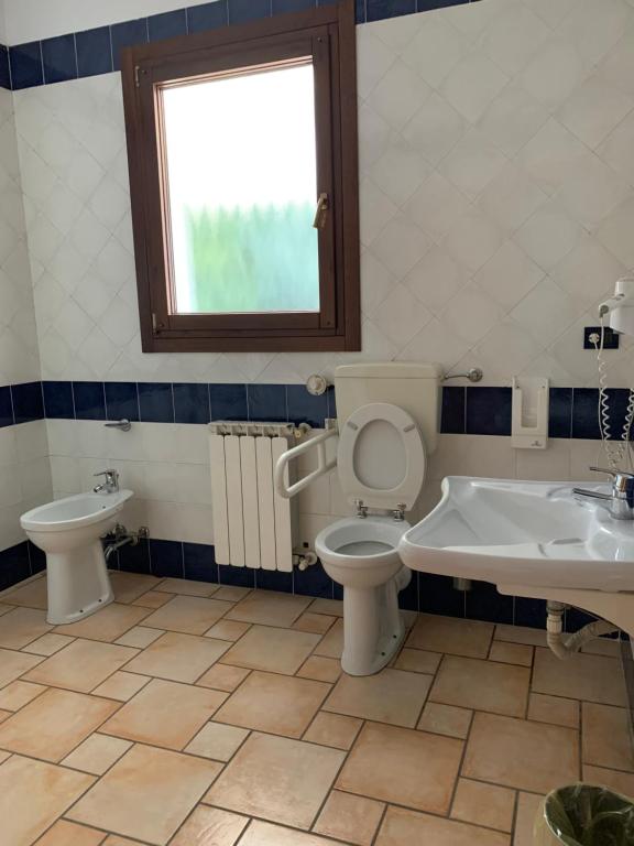 A bathroom at Hotel Lory Ficarolo