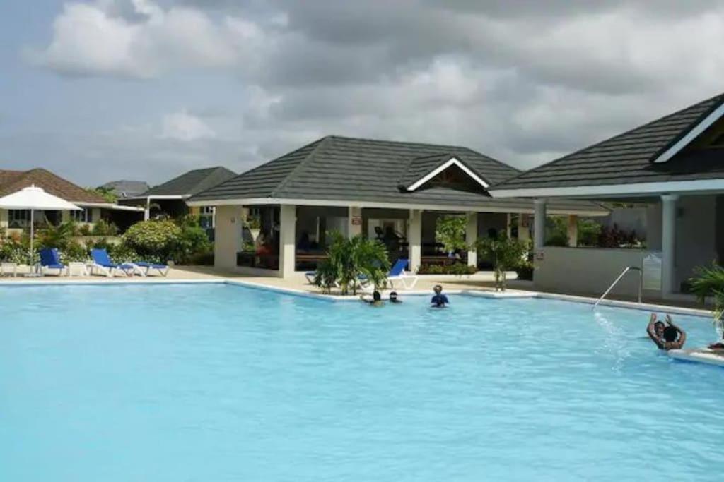 Bazén v ubytování Sunset Palms & Villa Management Ltd nebo v jeho okolí