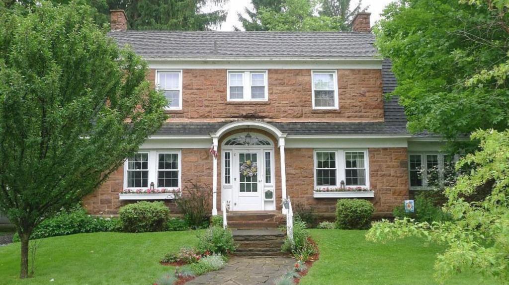 Scheller House Downtown- 2600 square foot- 4 bedroom -1920 Historic - Housity